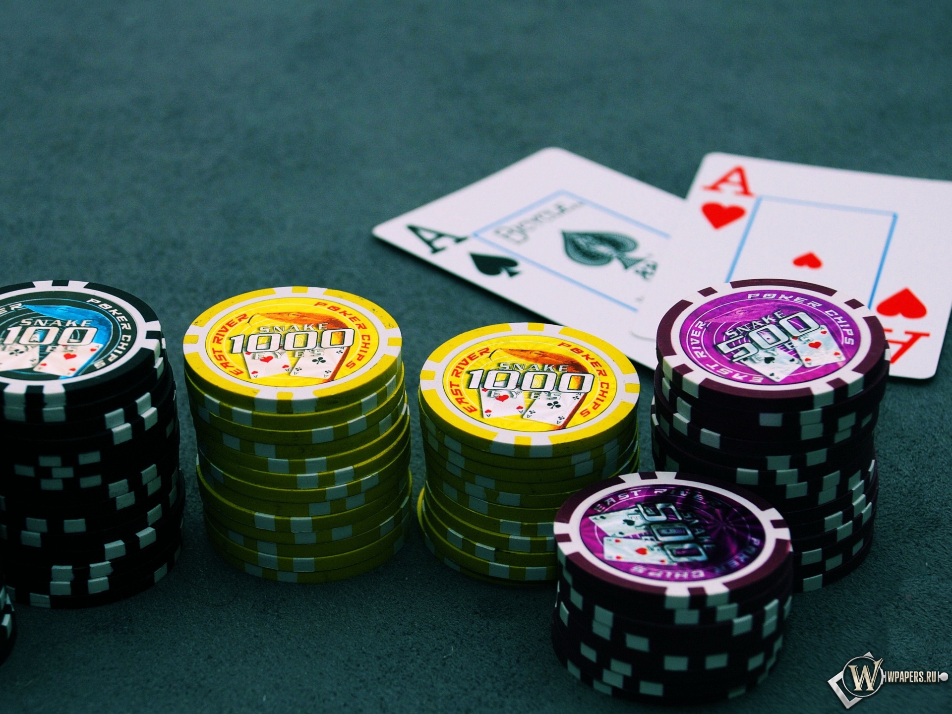 Обои игровой стол, фишки, азартные игры, покер 2426 / Раздел: Игры / Гудфон.рф (GoodFon