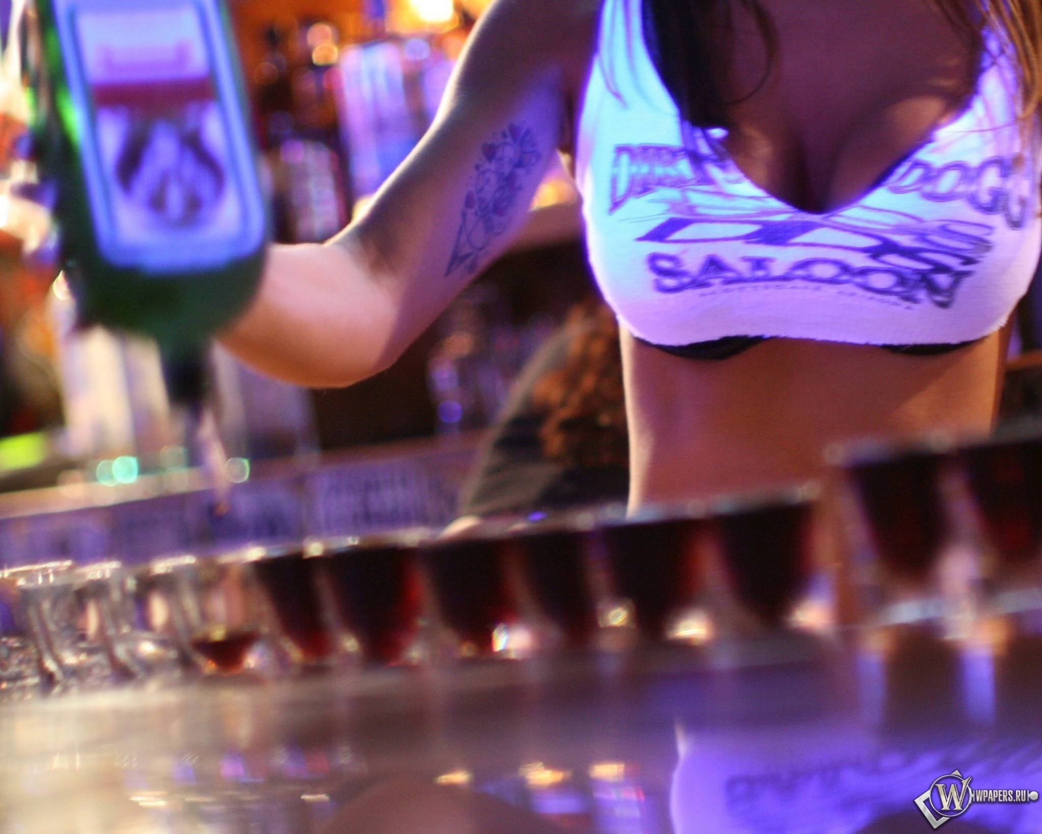 Рыжуха трахается с барменом на барной стойке