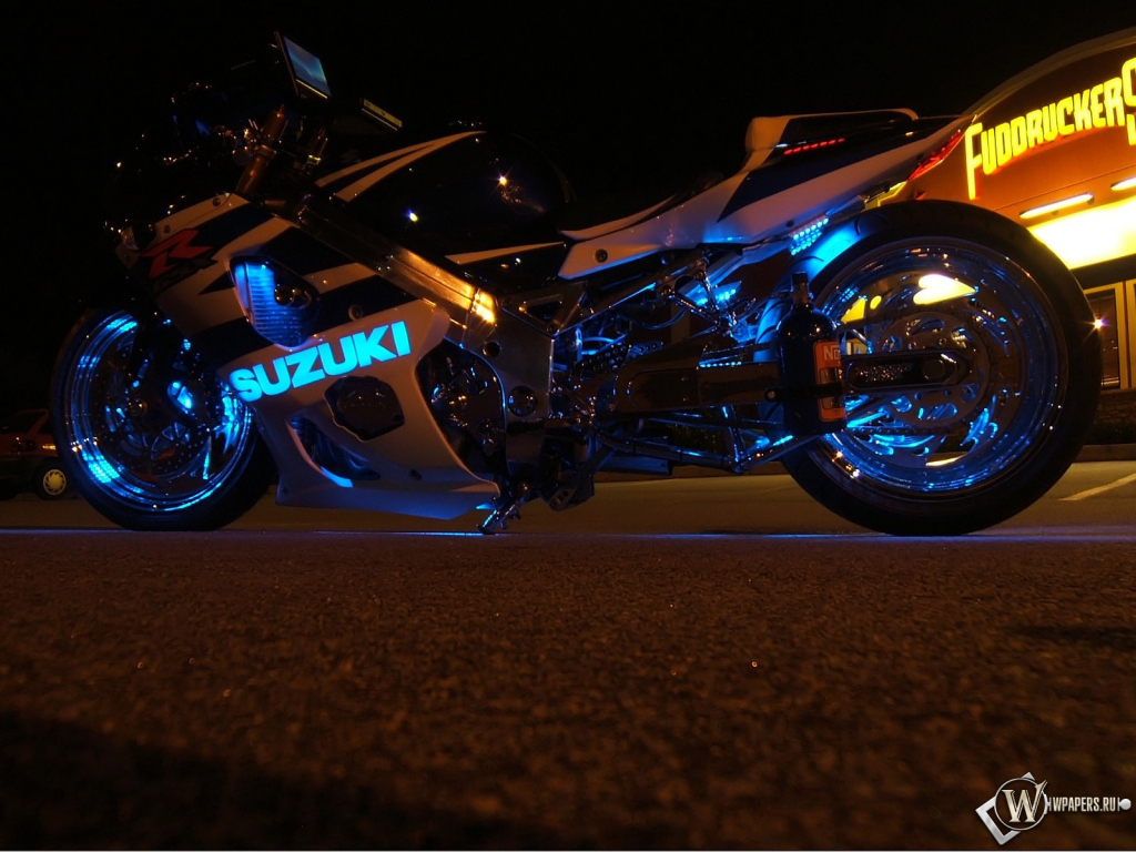 1024x768_SUZUKI-%D0%B2-%D0%BD%D0%B5%D0%BE%D0%BD%D0%B5.jpg