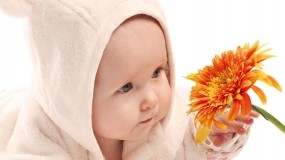 Ребёнок с цветком