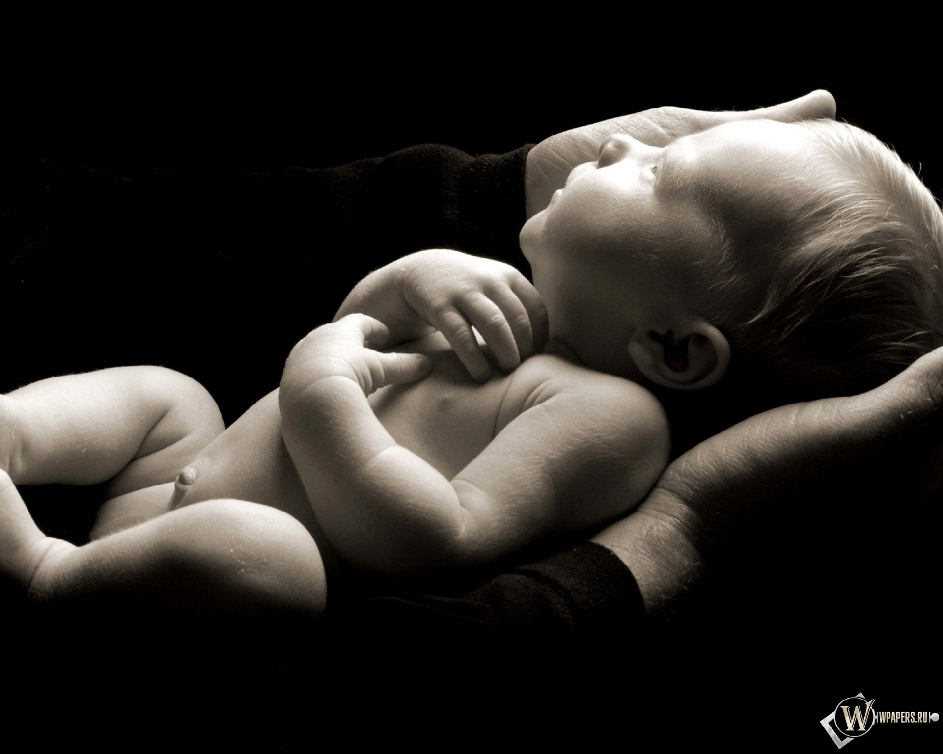 Рабочий стол мама. Заставка на рабочий стол малыши. Младенец на руках. Ребенок на черном фоне. Новорожденный ребенок.