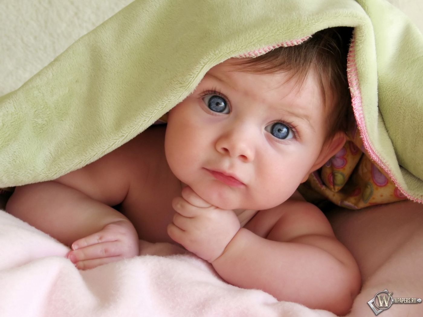 Ребёнок под одеялом 1400x1050
