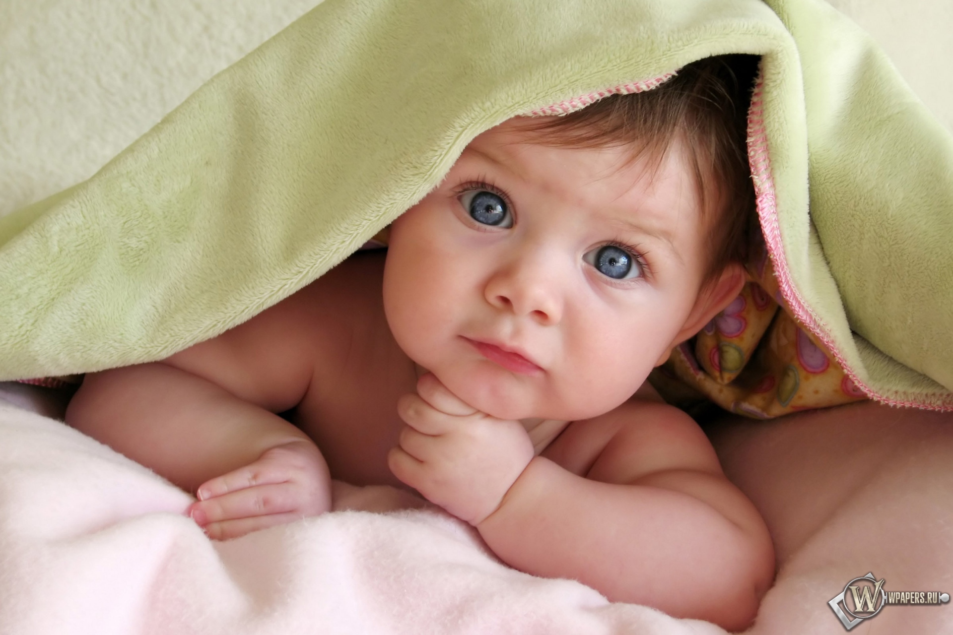 Ребёнок под одеялом 1920x1280