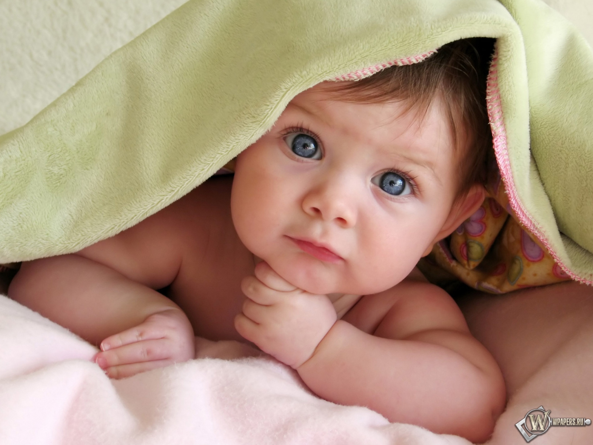 Ребёнок под одеялом 1920x1440