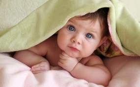 Ребёнок под одеялом