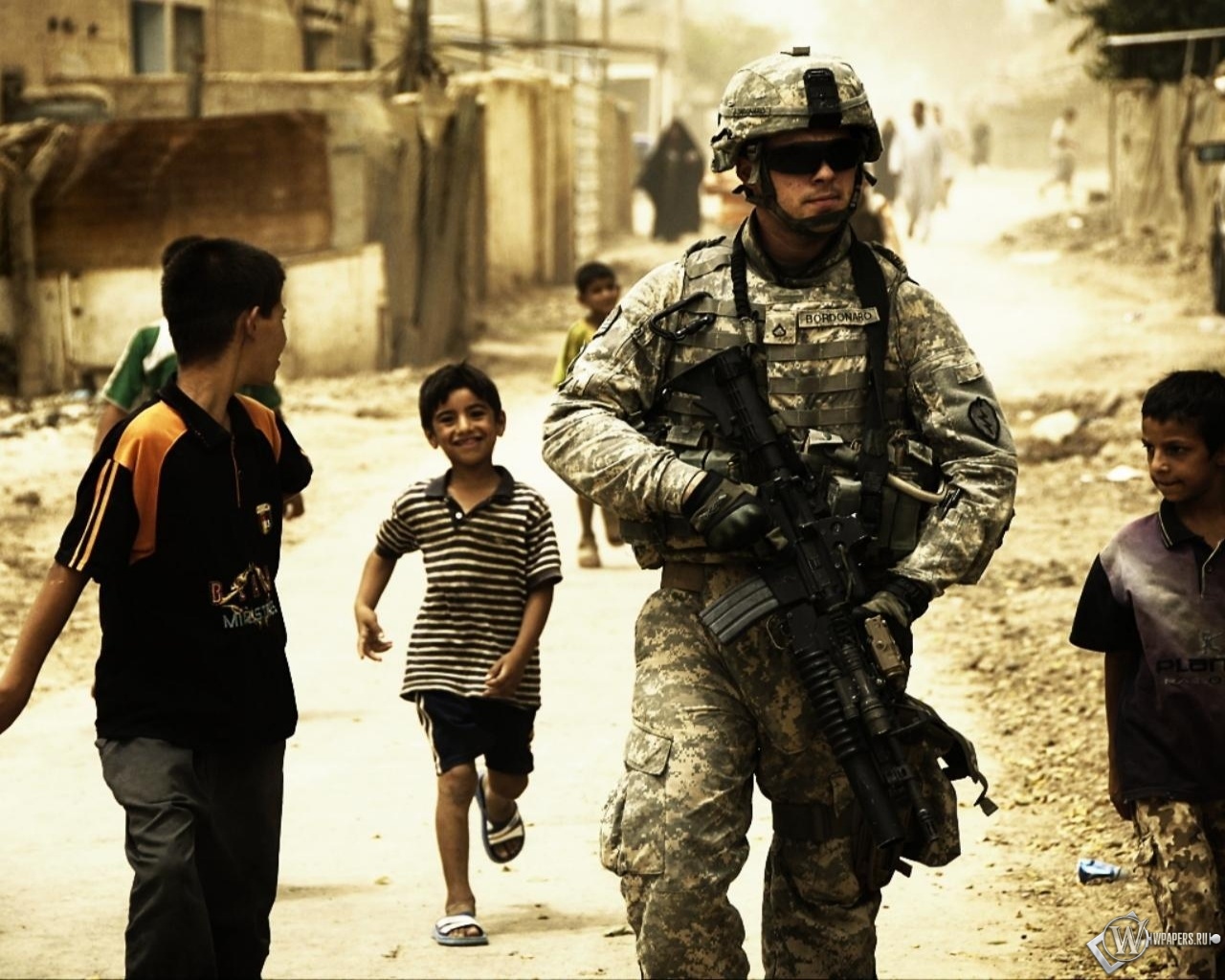 Солдат, дети, война 1280x1024