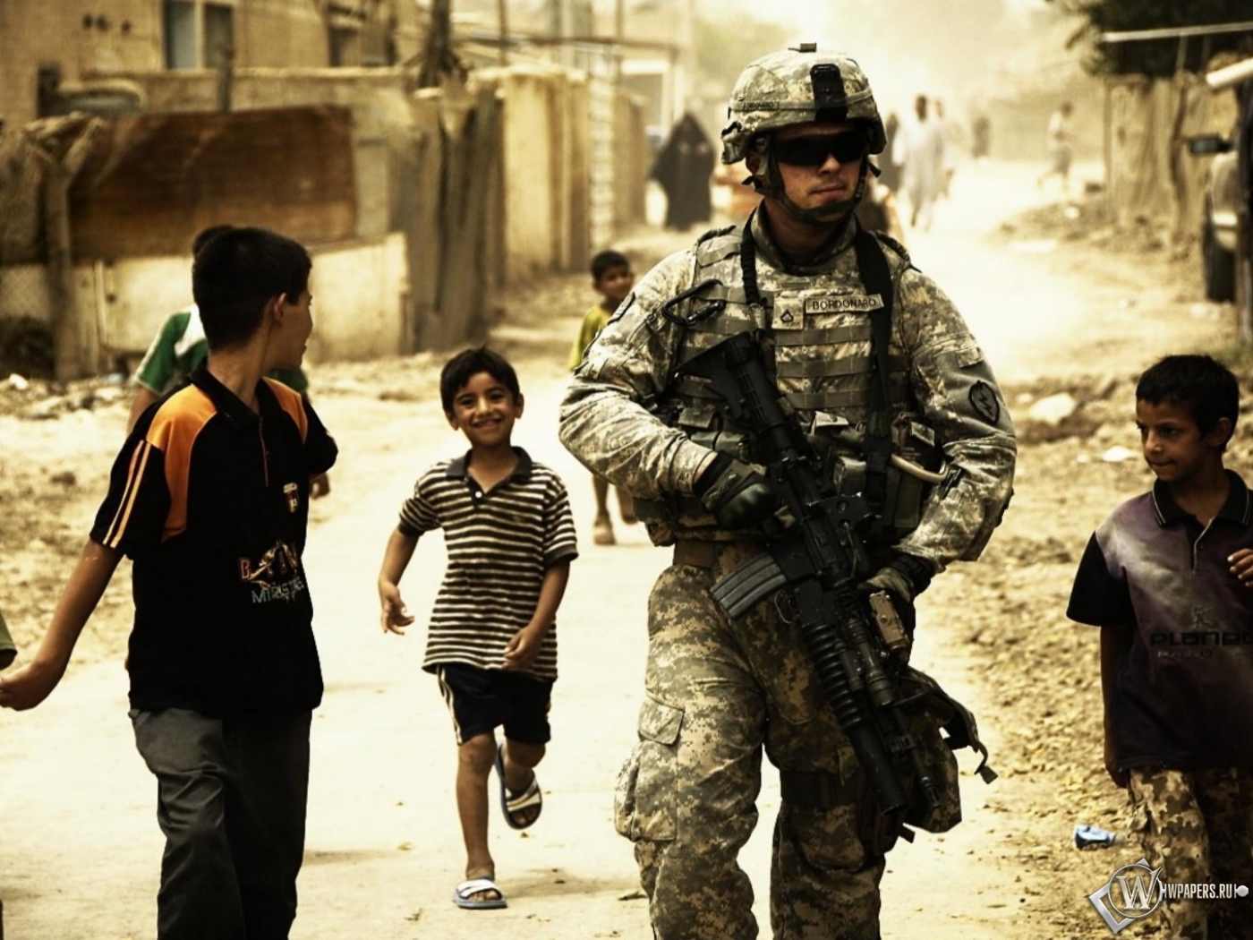 Солдат, дети, война 1400x1050