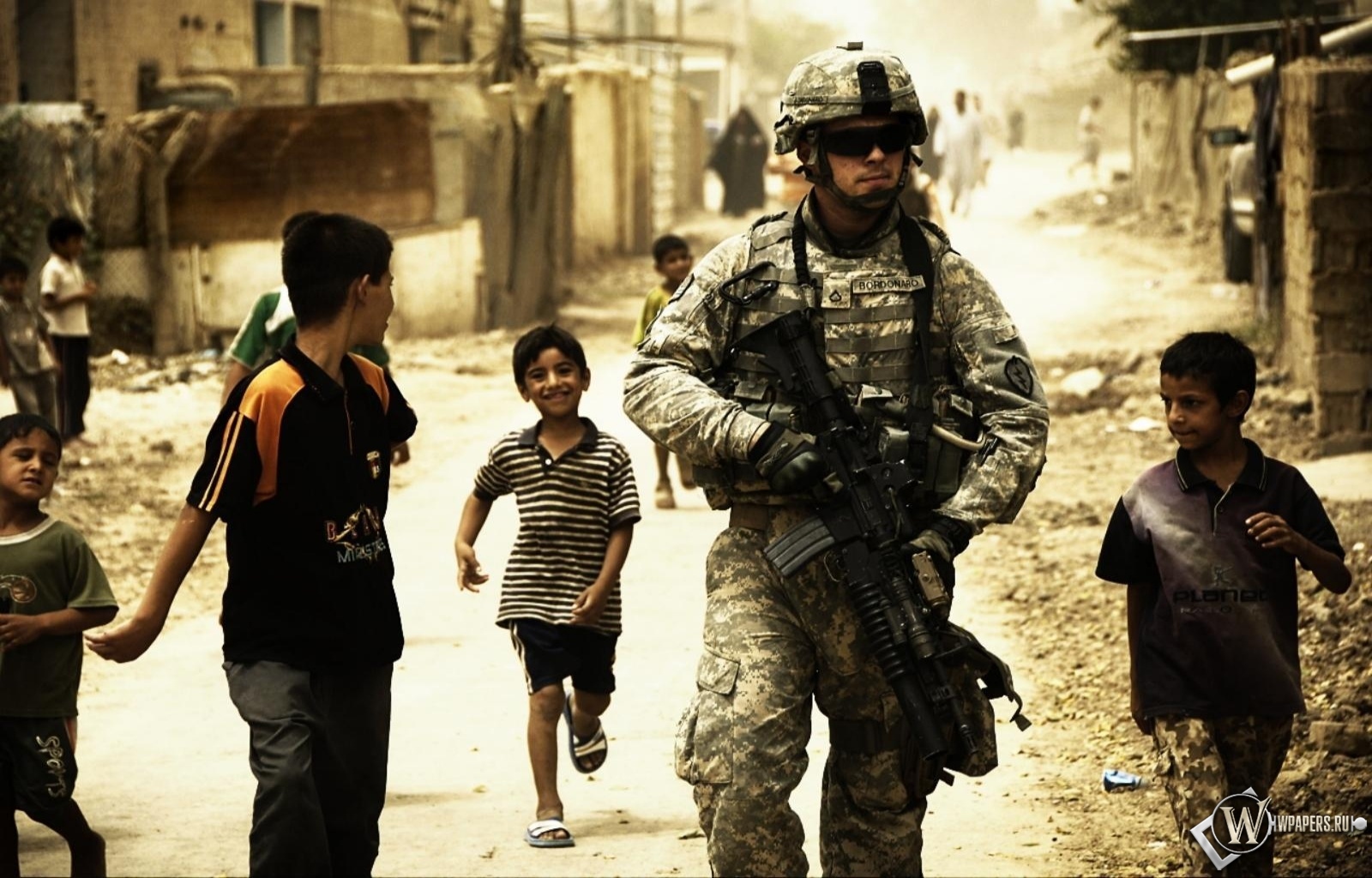 Солдат, дети, война 1600x1024