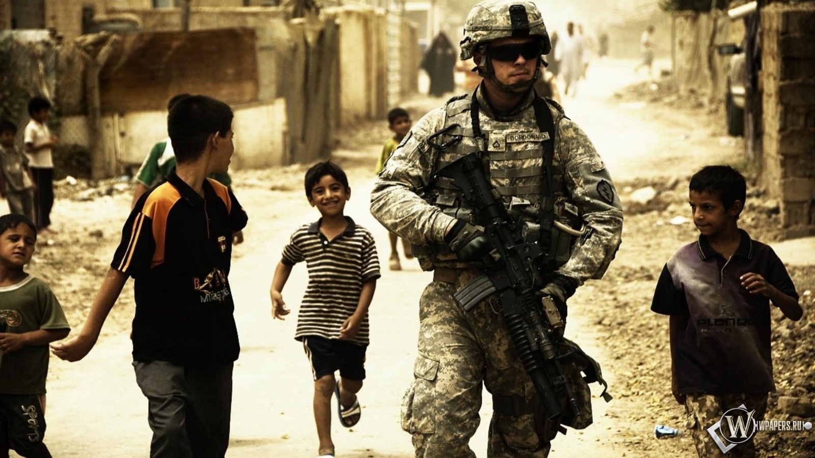 Солдат, дети, война 1600x900