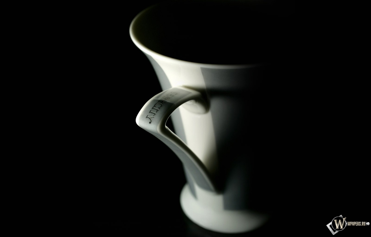 Чашка в темноте 1200x768