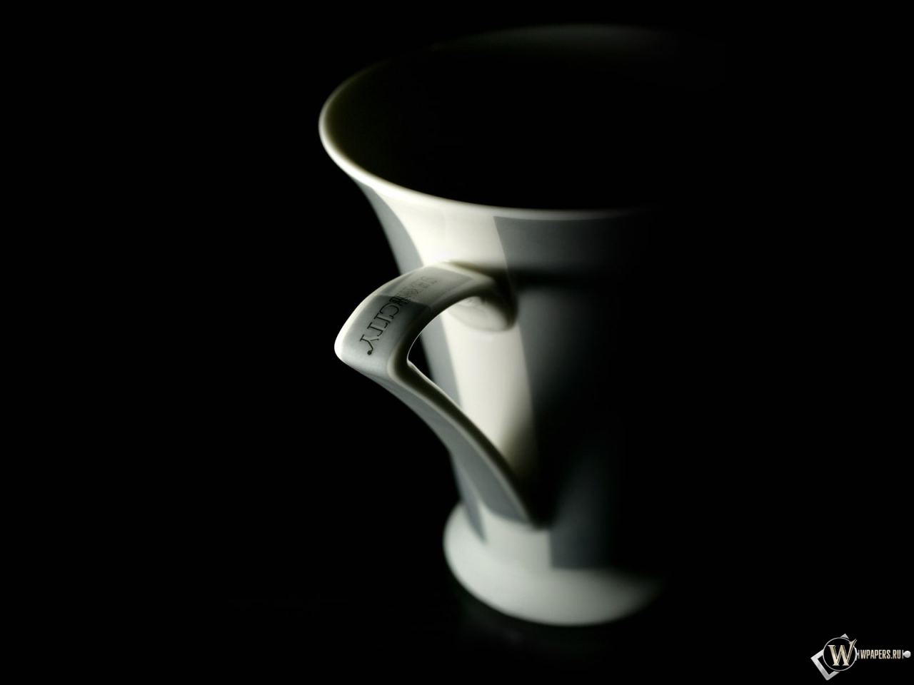 Чашка в темноте 1280x960