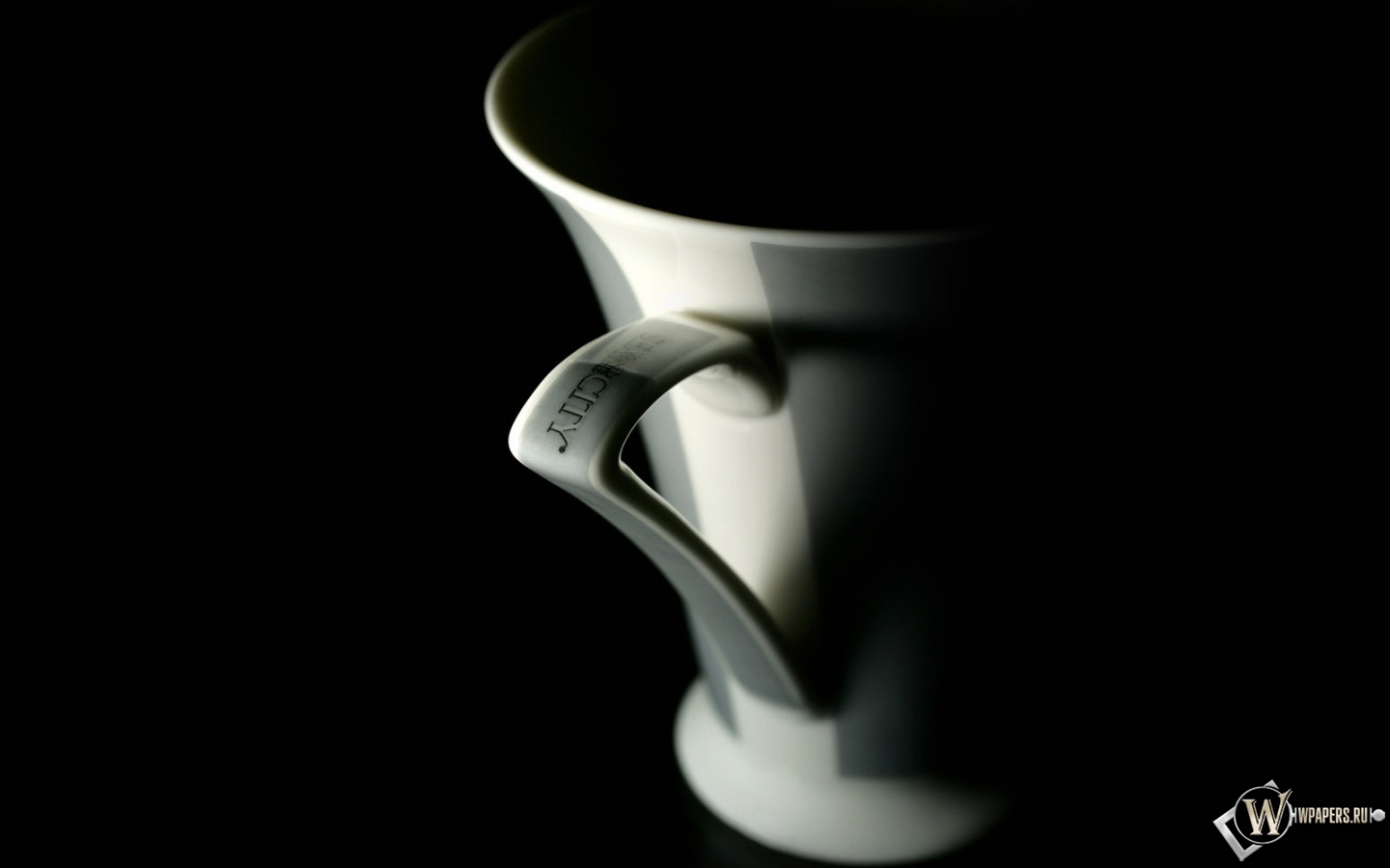 Чашка в темноте 1440x900