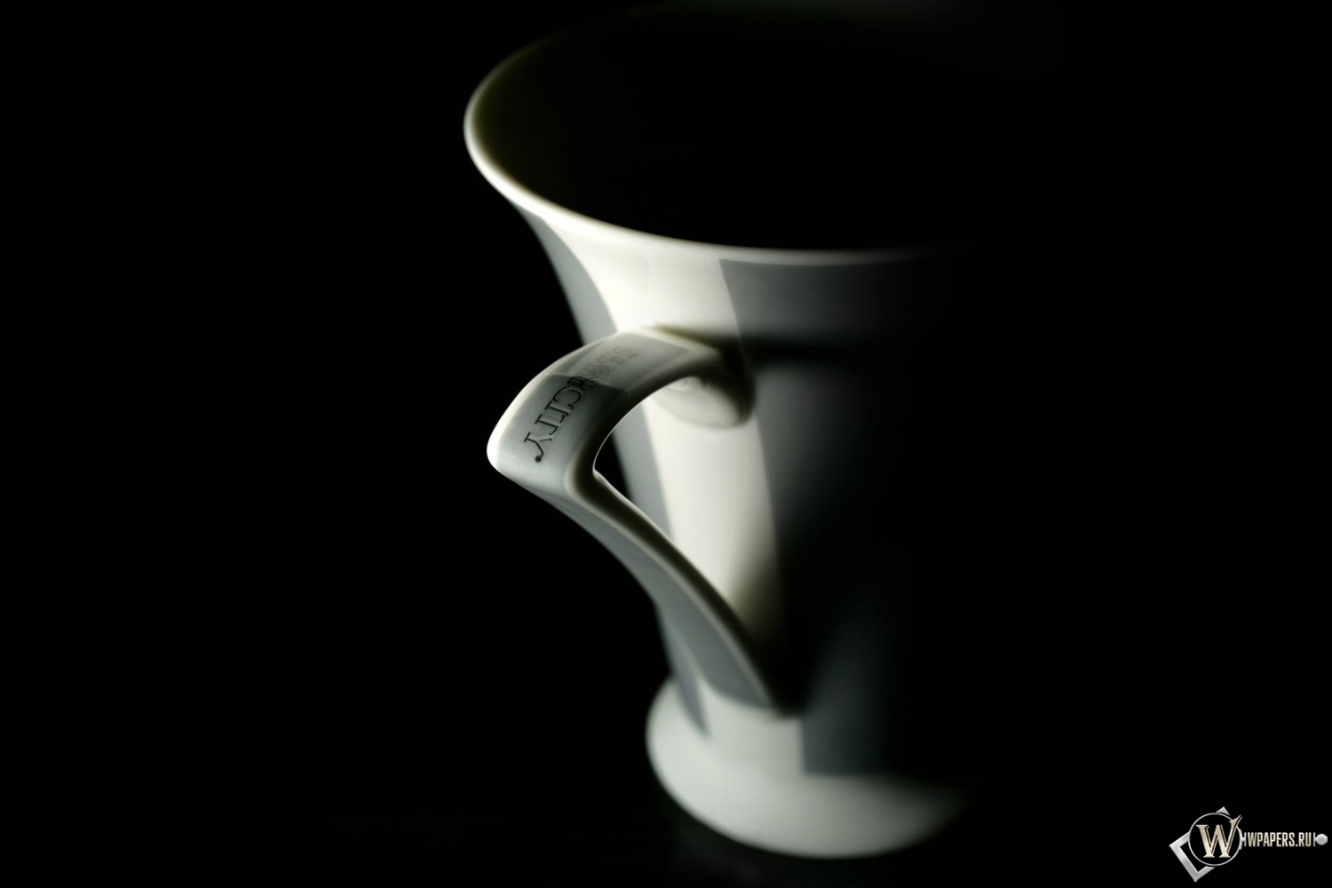 Чашка в темноте 1500x1000