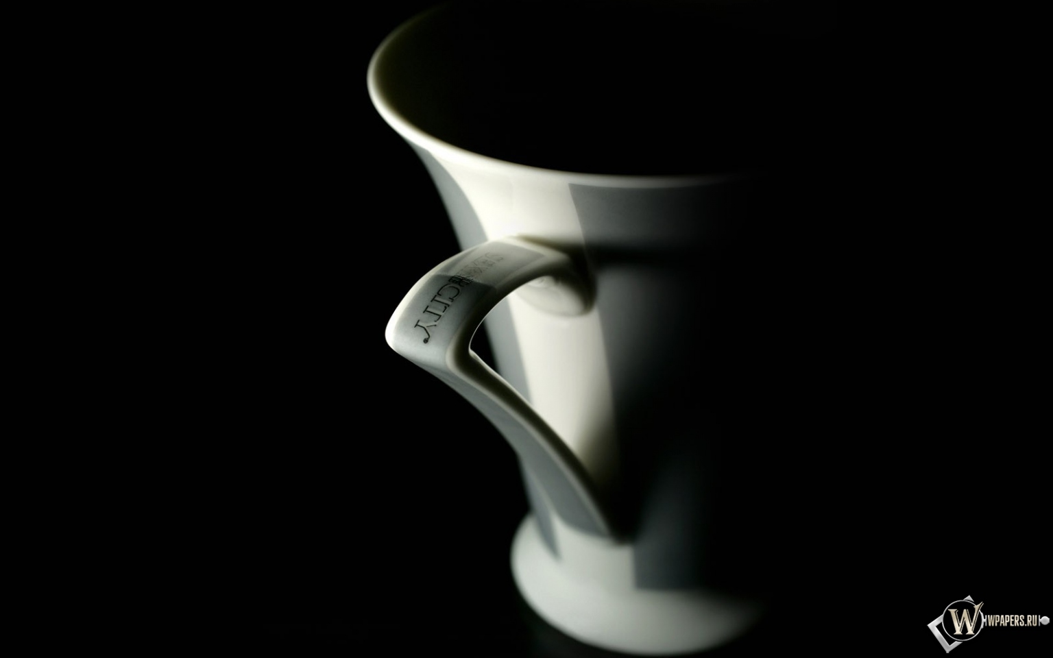Чашка в темноте 1536x960