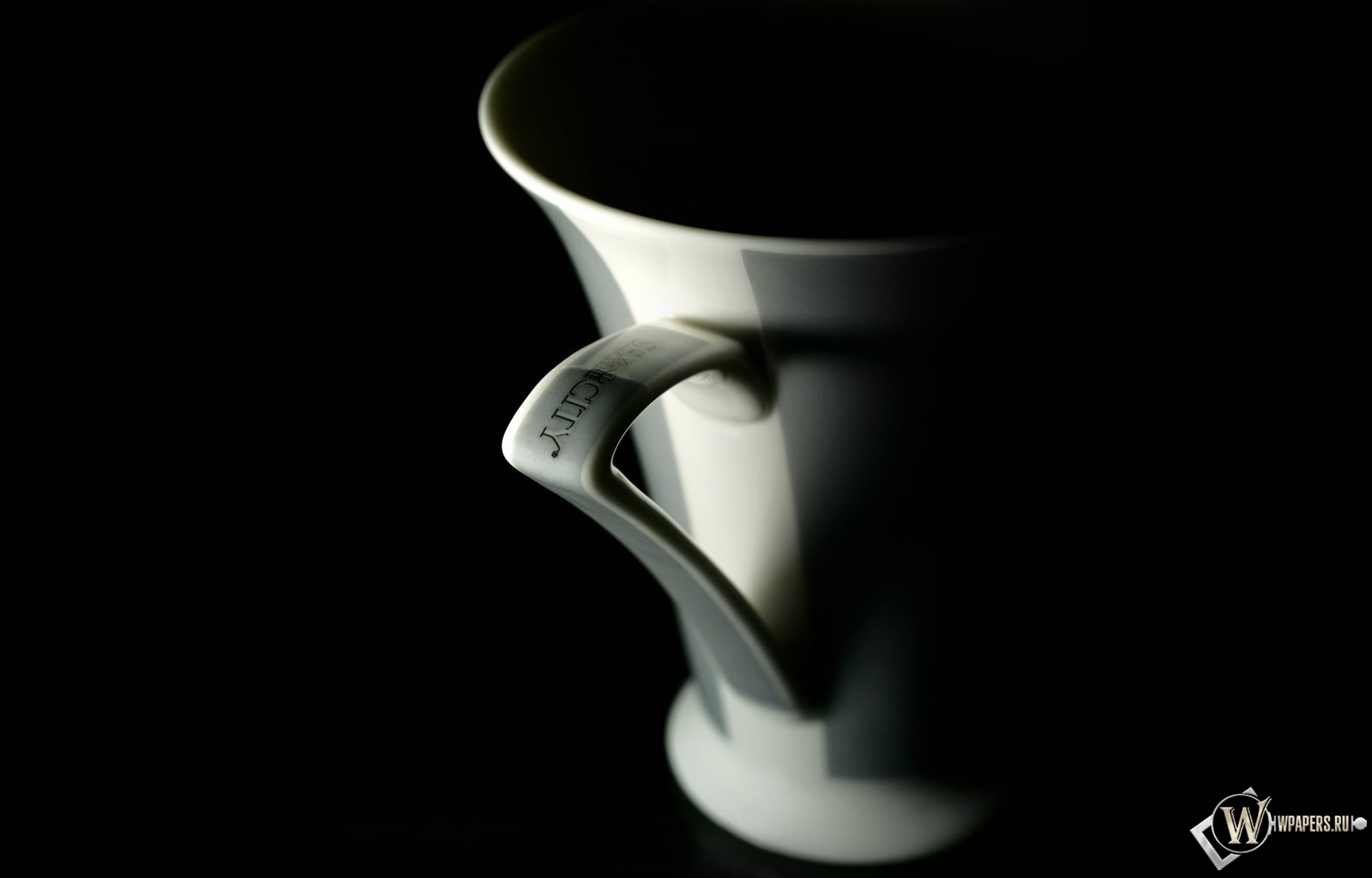 Чашка в темноте 1600x1024