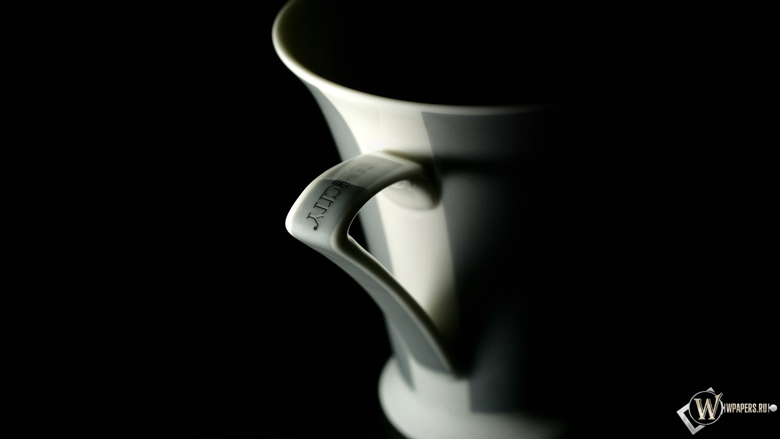 Чашка в темноте 1600x900