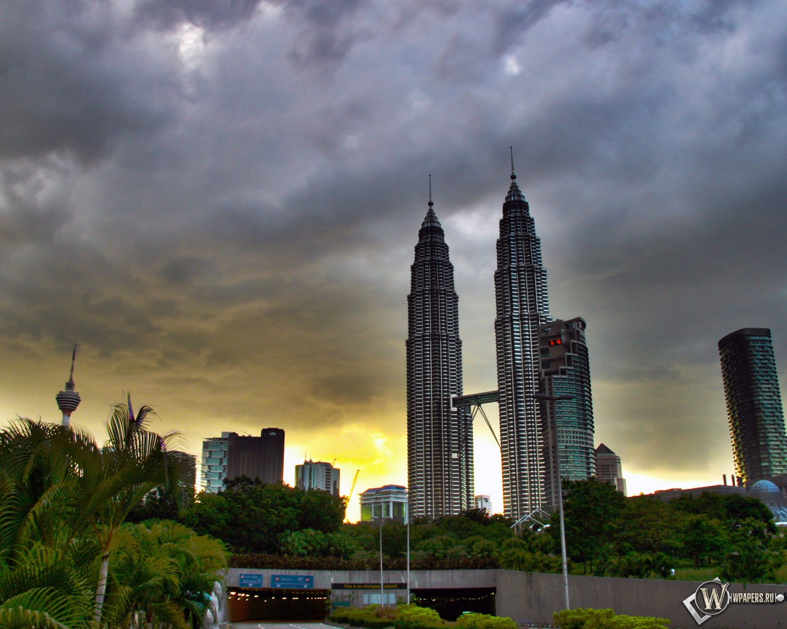 Petronas Twin Towers - Kuala Lumpur 1600x1280