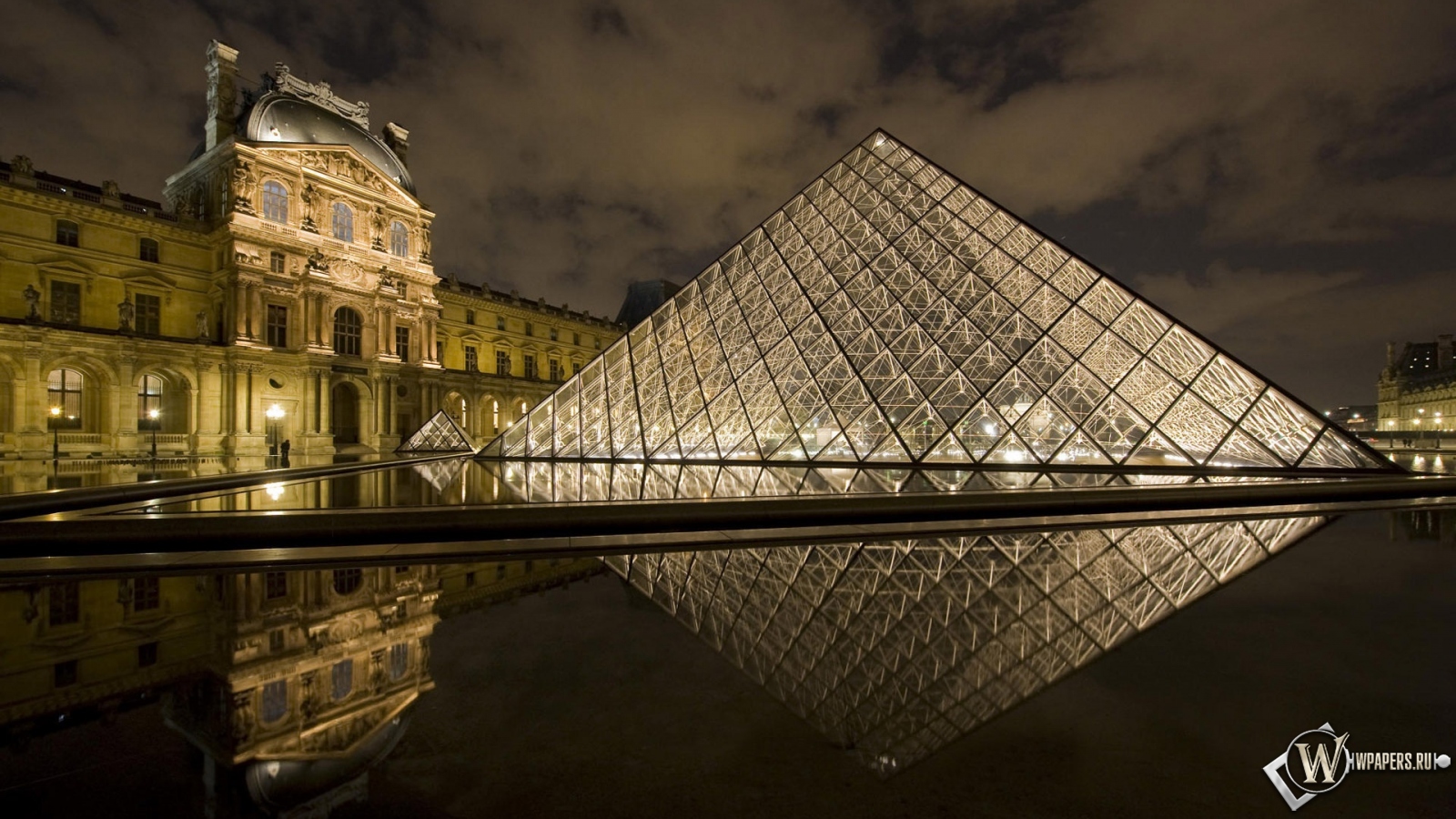 Лувр Париж 1600x900