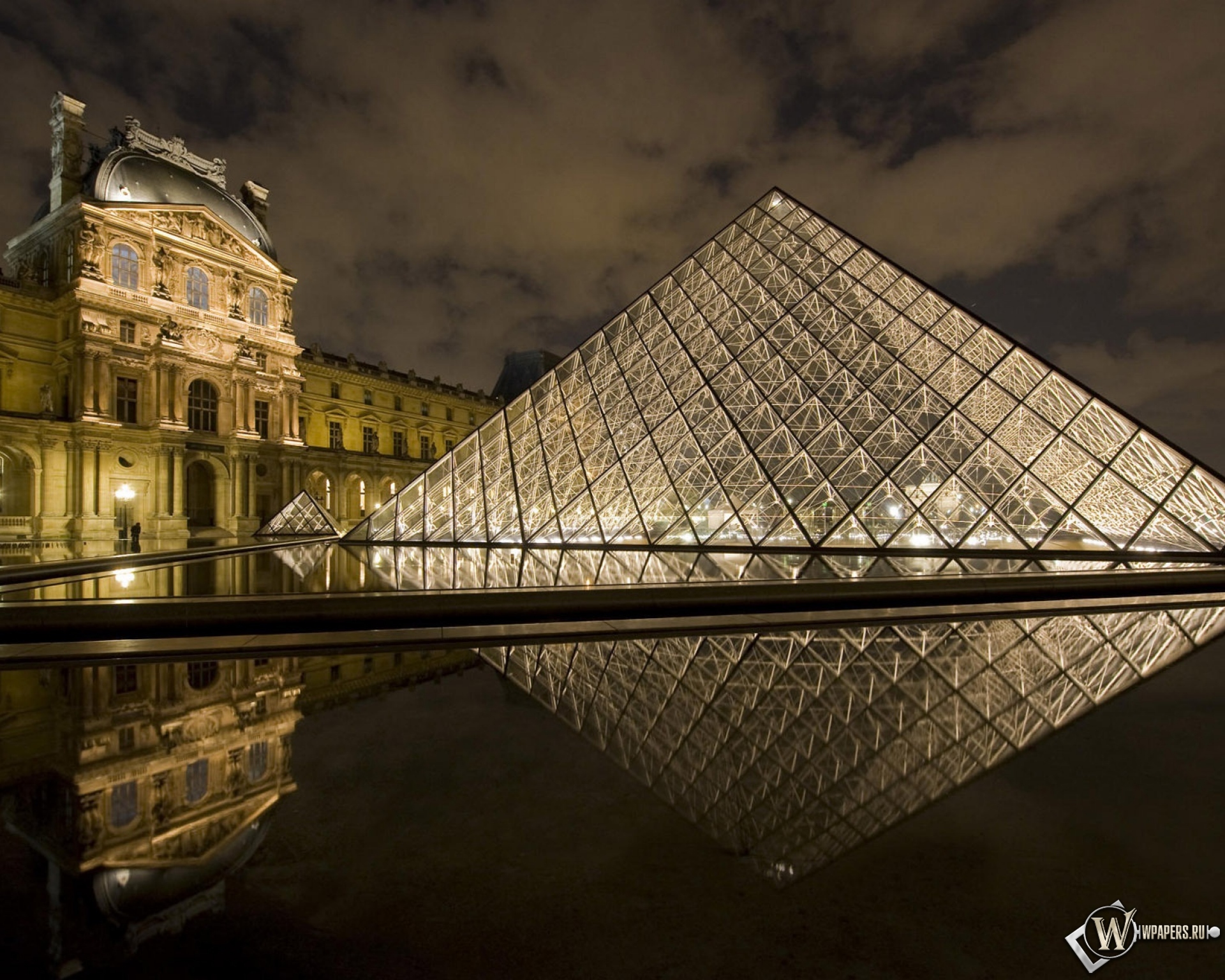 Лувр париж. Музей Лувр в Париже (Франция).. Пирамида Лувра в Париже. Стеклянная пирамида Лувра. Франция. Музей Лувр архитектура.