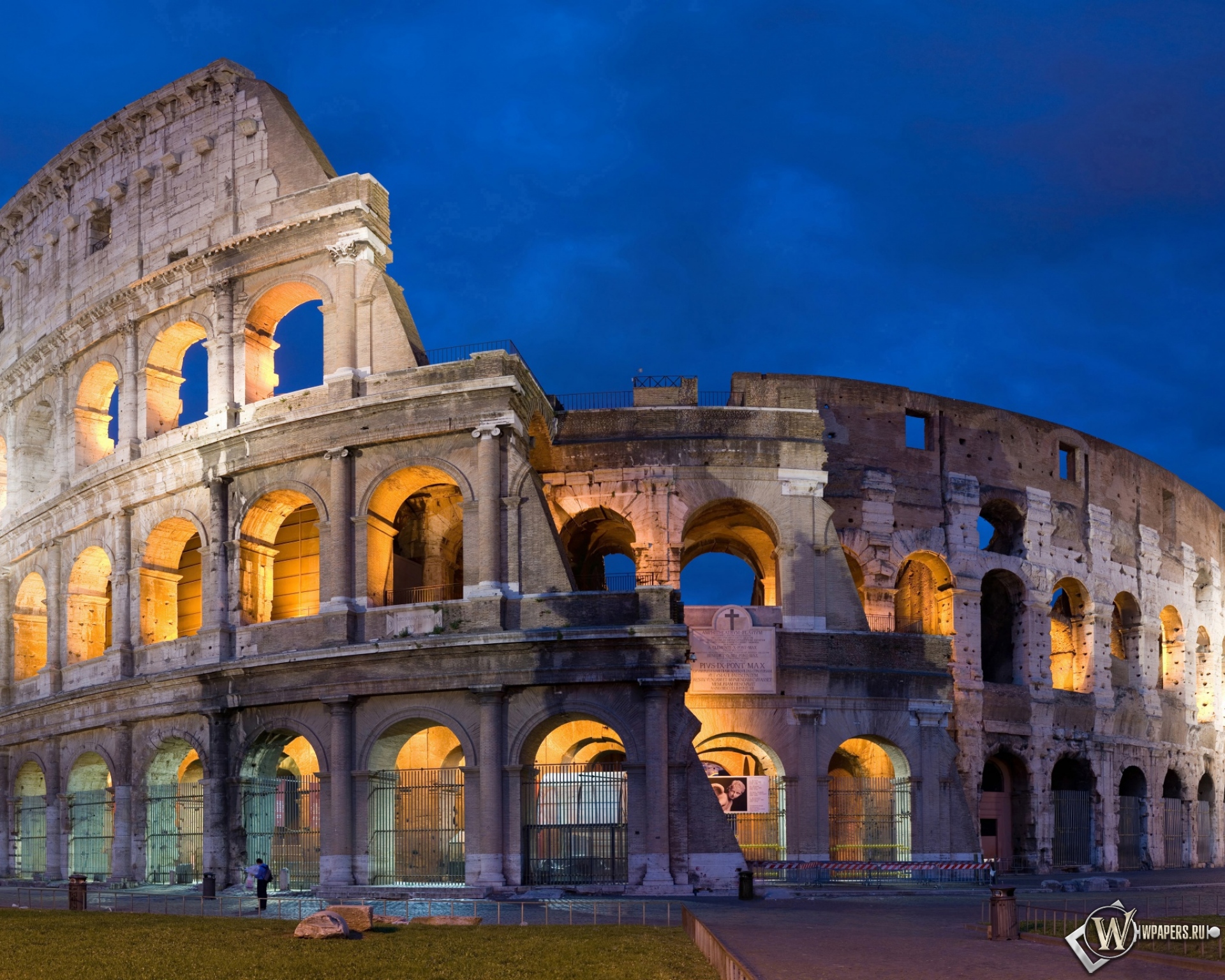 Colosseum in Rome 1920x1536