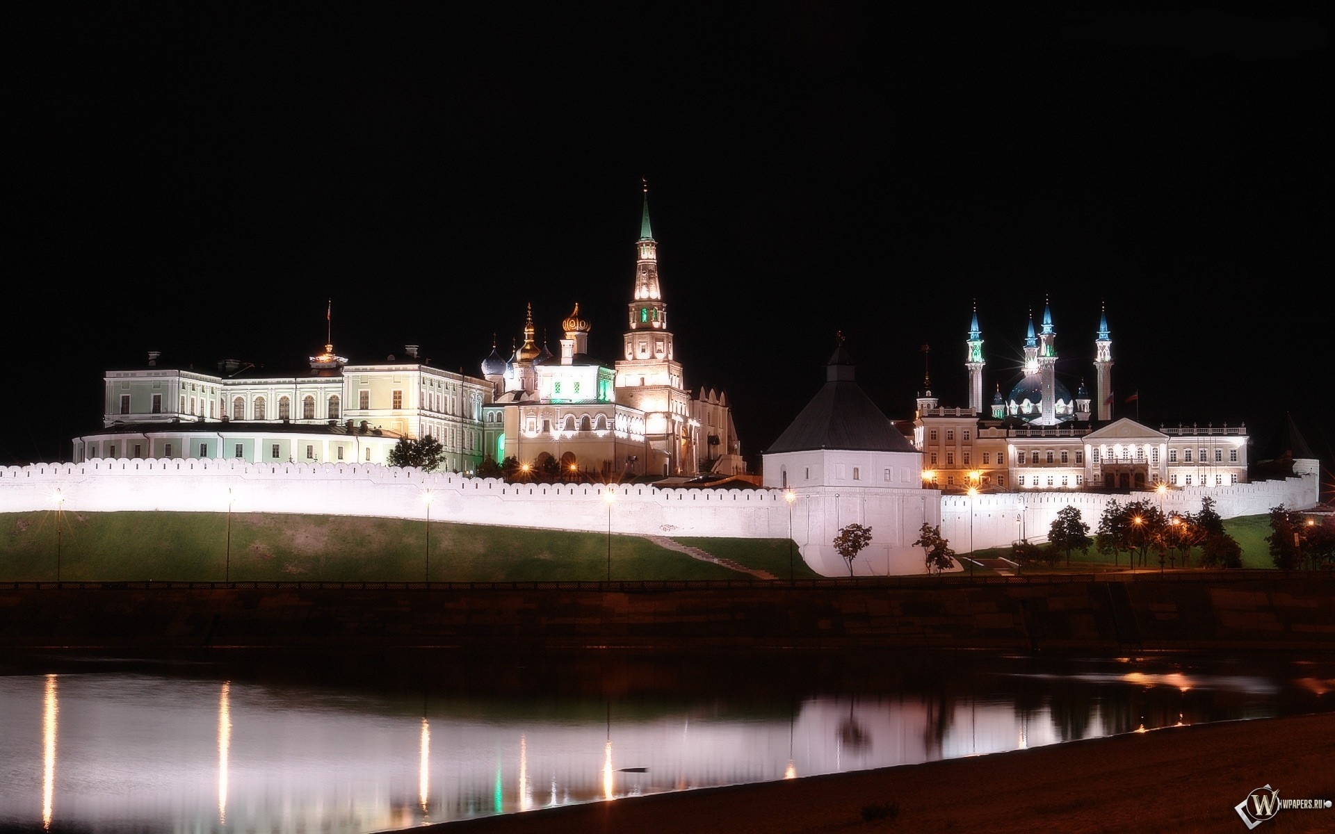 Вид на Казанский кремль через реку Казанка 1920x1200