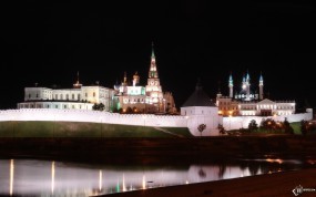 Обои Вид на Казанский кремль через реку Казанка: Казань, Река, Ночь, Кремль, Казань