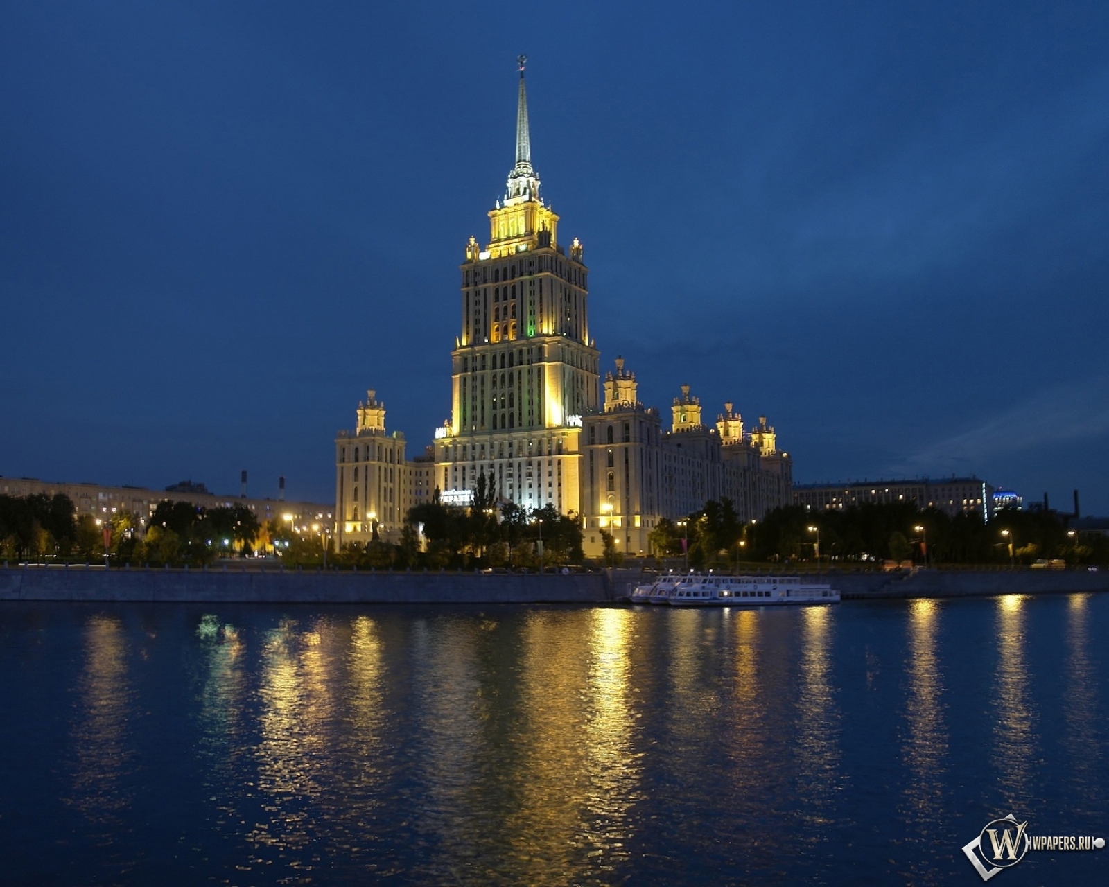 На берегу москва реки. Рэдиссон Москва гостиница. Рэдиссон Украина Москва. Рэдиссон Роял Москва. Гостиница Украина Radisson.