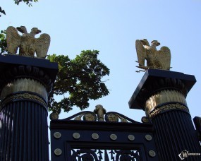 Обои Двуглавый орёл на воротах (Москва): , Москва