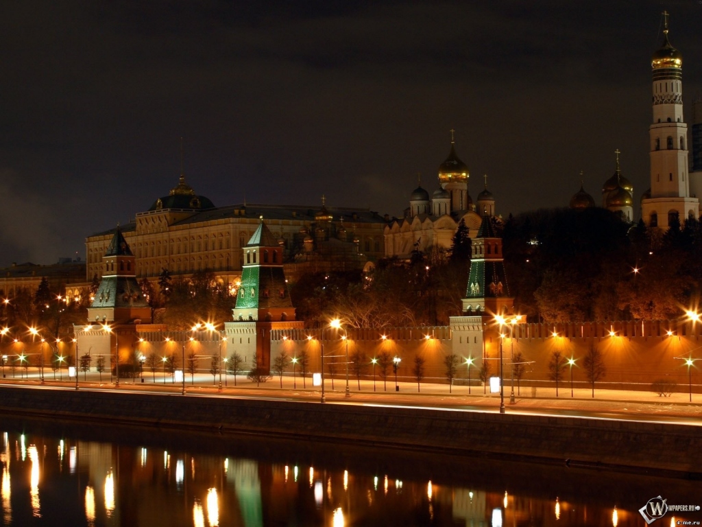 Вид на ночной Кремль (Москва) 1024x768