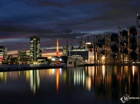 Обои Ночной город на фоне воды: Ночной город, Города и вода