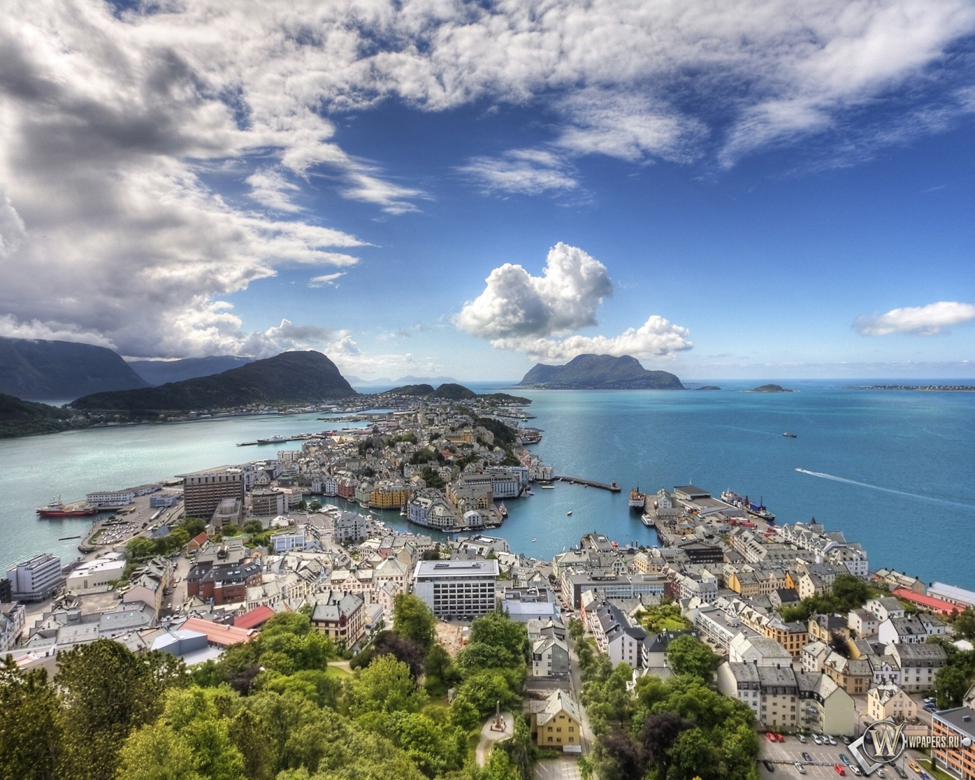Как называется вид на море. Норвегия прибрежные города. Норвегия Олесунн панорама. Город у моря. Прибрежный город.