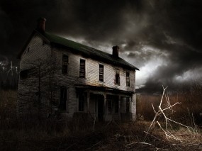 Заброшенный дом ночью
