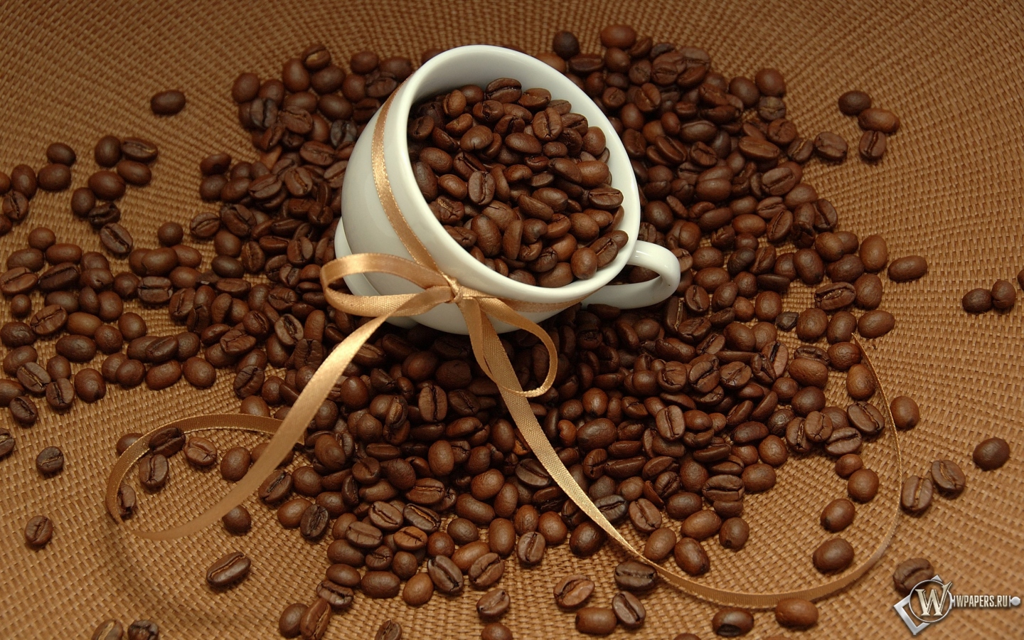 Чашка с кофейными зернами 1440x900
