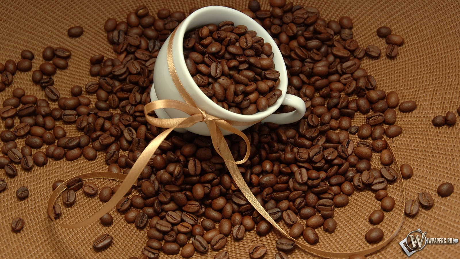 Чашка с кофейными зернами 1600x900