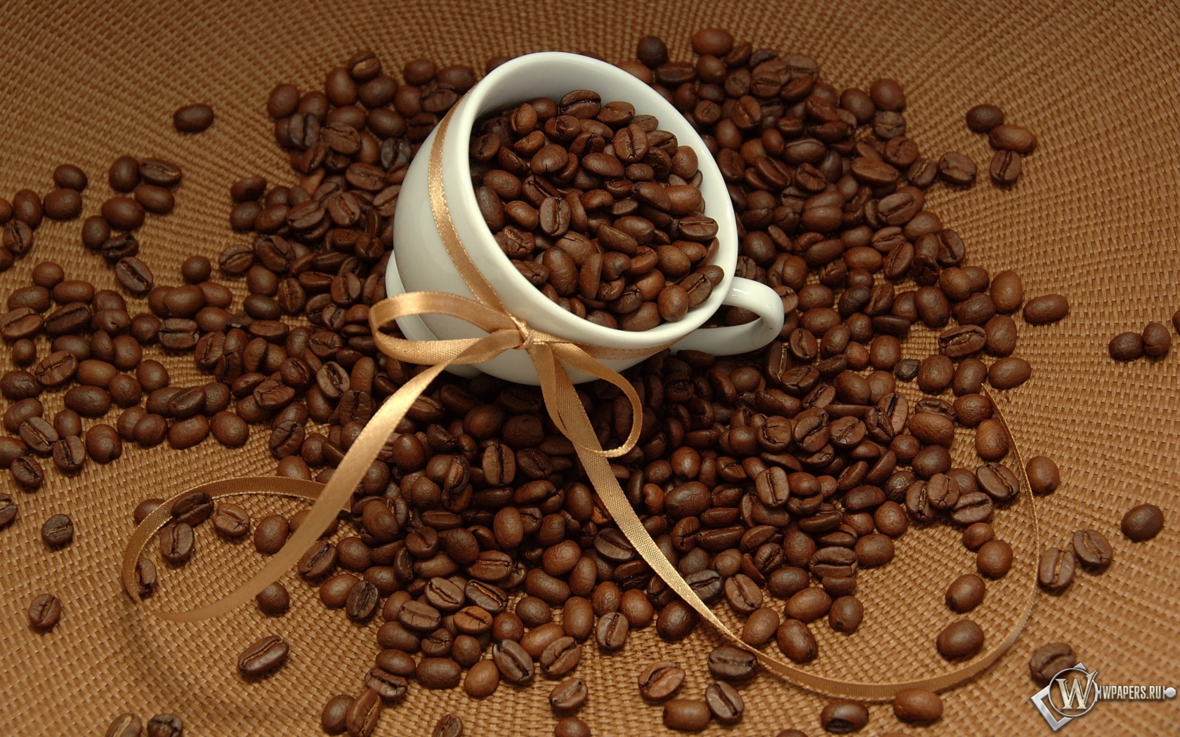 Чашка с кофейными зернами 1680x1050