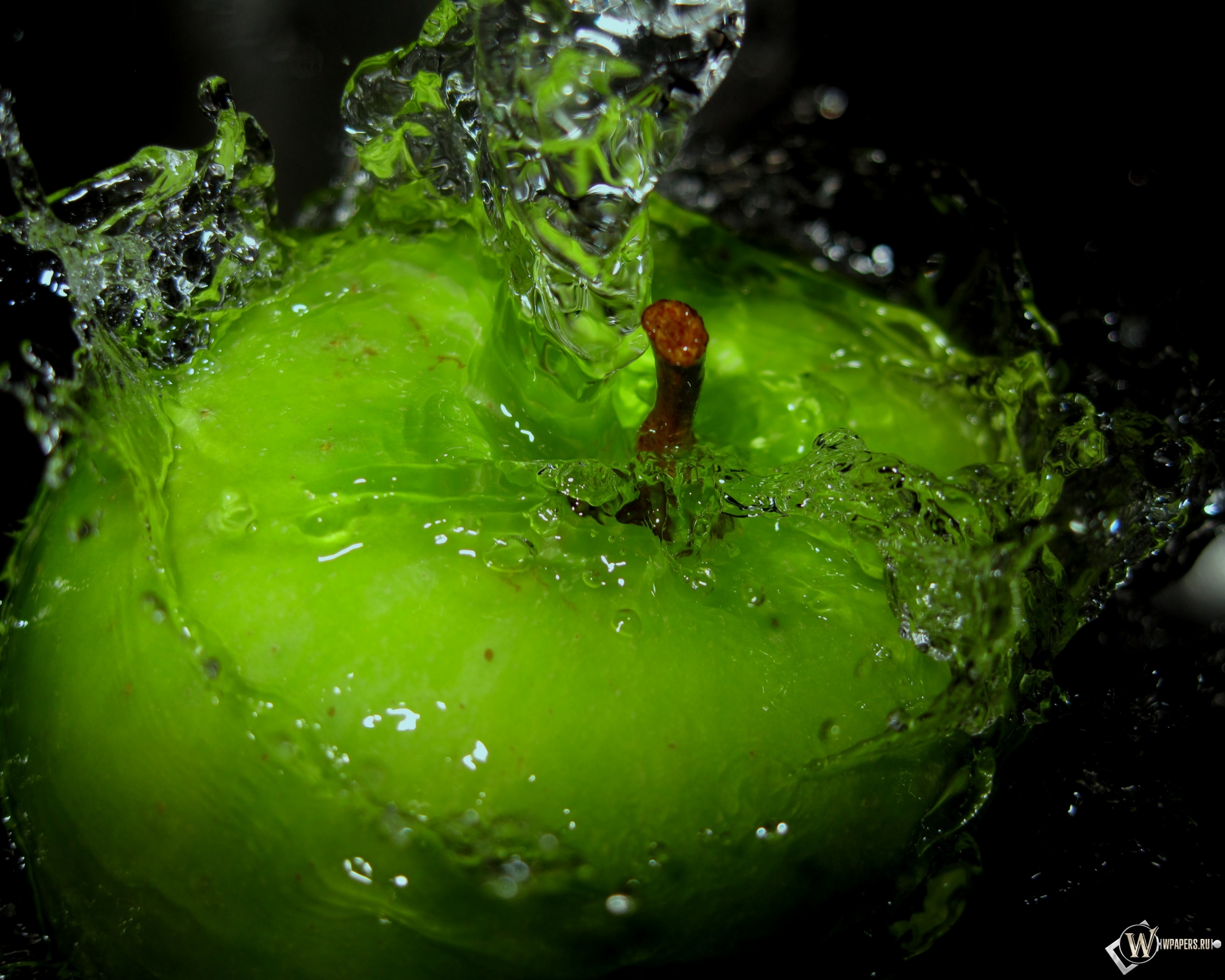 Сочный зеленый цвет. Фрукты в воде. Сочные фрукты. Яблоки зеленые. Сочные фрукты в воде.
