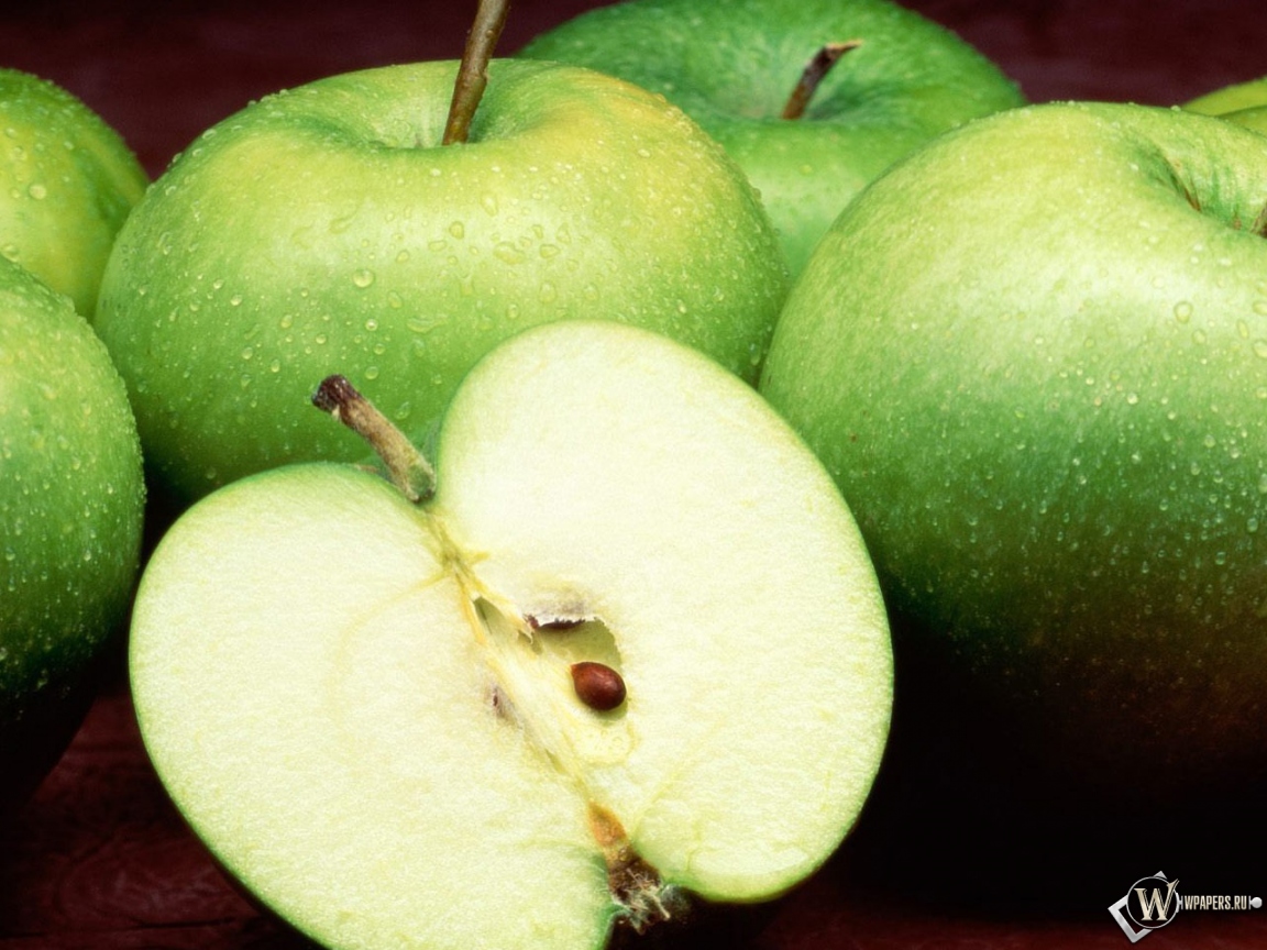 Зеленые яблоки с капельками воды 1152x864