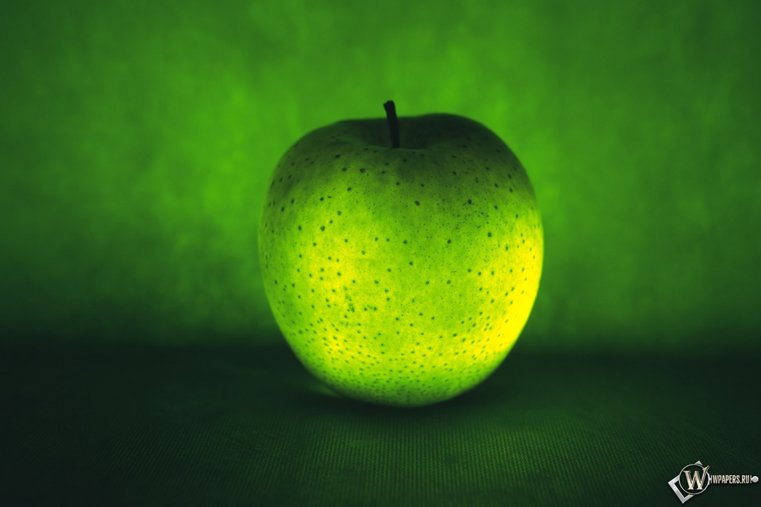 Зеленое яблоко 1500x1000