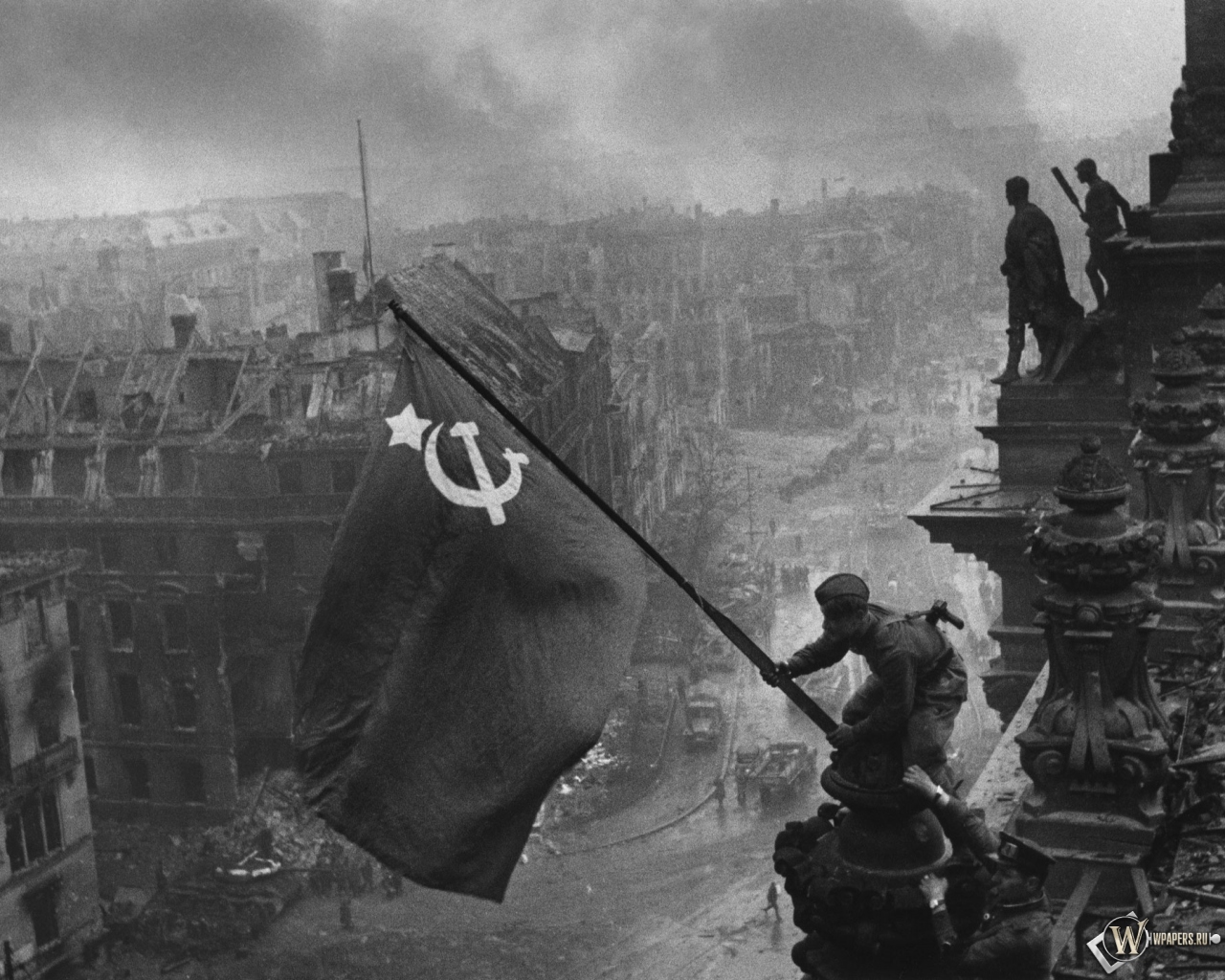 Флаг советского союза над рейхстагом фото