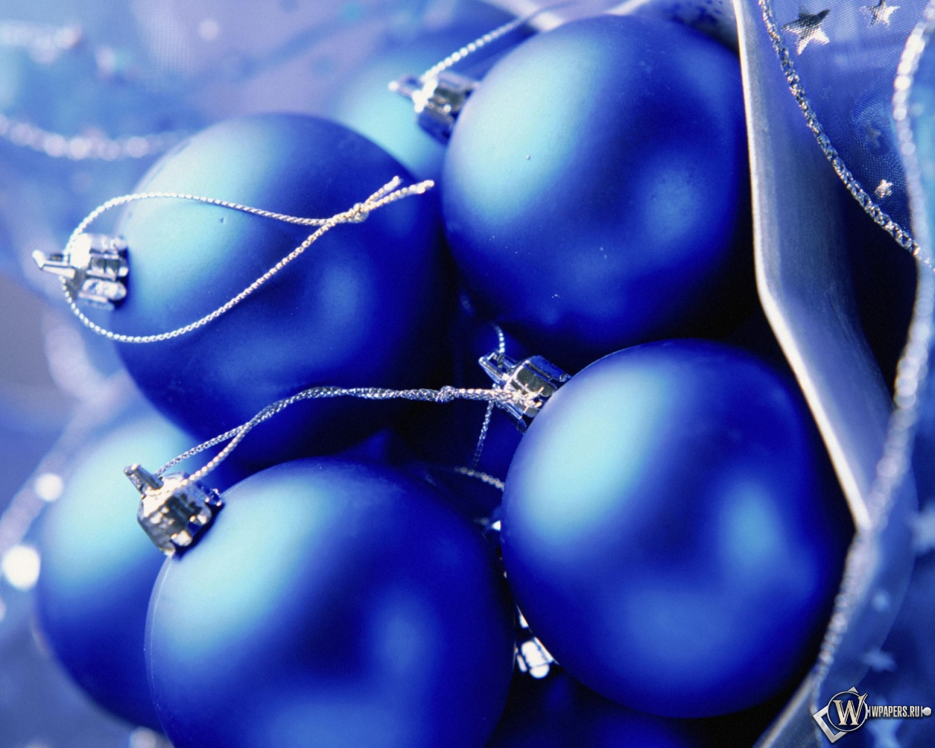 Синие шары на елку. Новогодние шары. Синие новогодние шары. Красивые новогодние шары. Синие елочные шары.