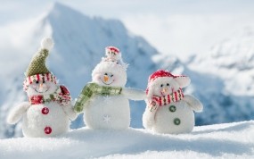 Обои Забавные снеговики: Горы, Снег, Новый год, Снеговики, Новый год