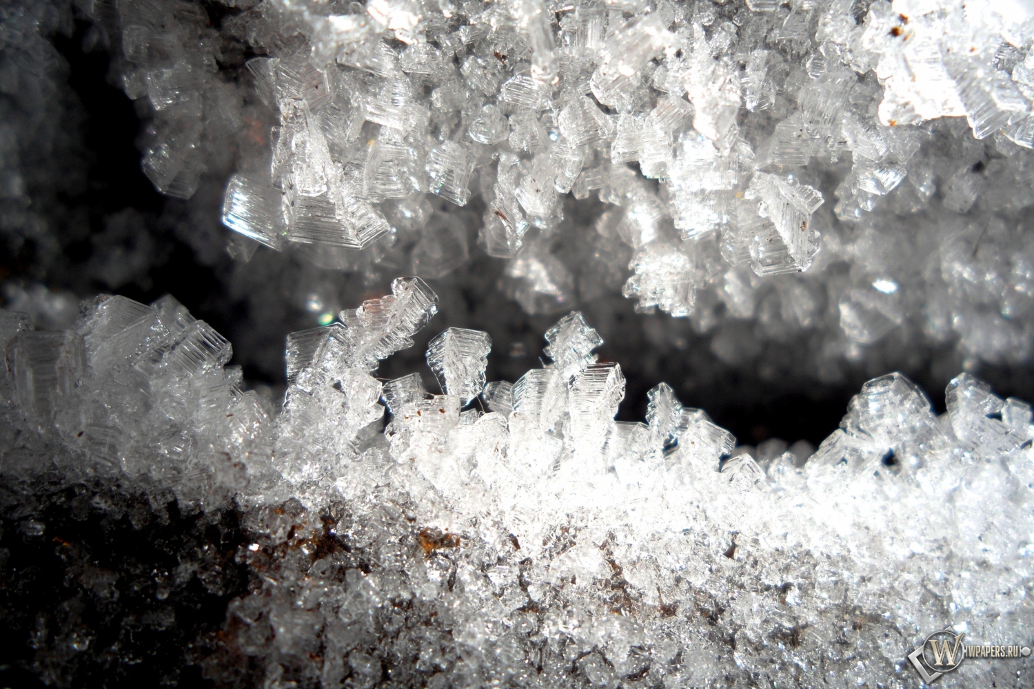 Ледяные кристаллы в подполье 1500x1000