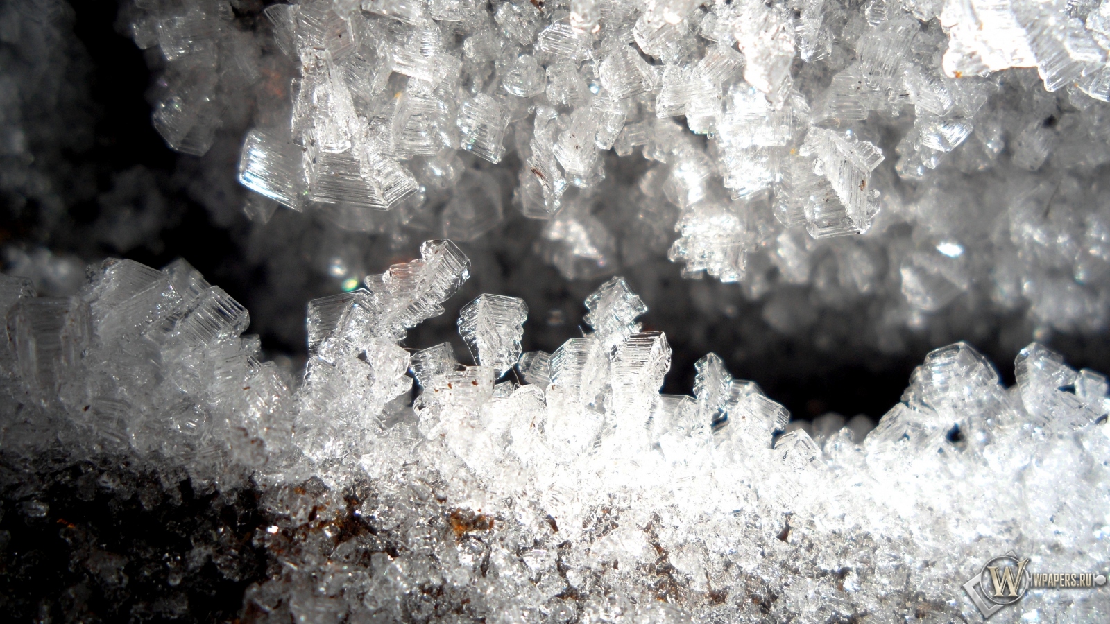 Ледяные кристаллы в подполье 1600x900