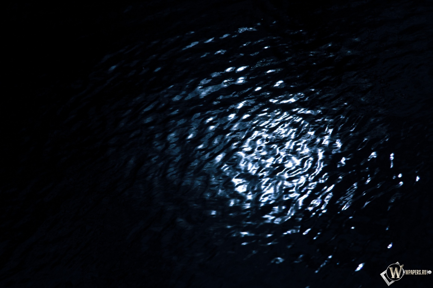 Main night. Темные воды. Черная вода. Черная вода блики. Темная вода ночью.