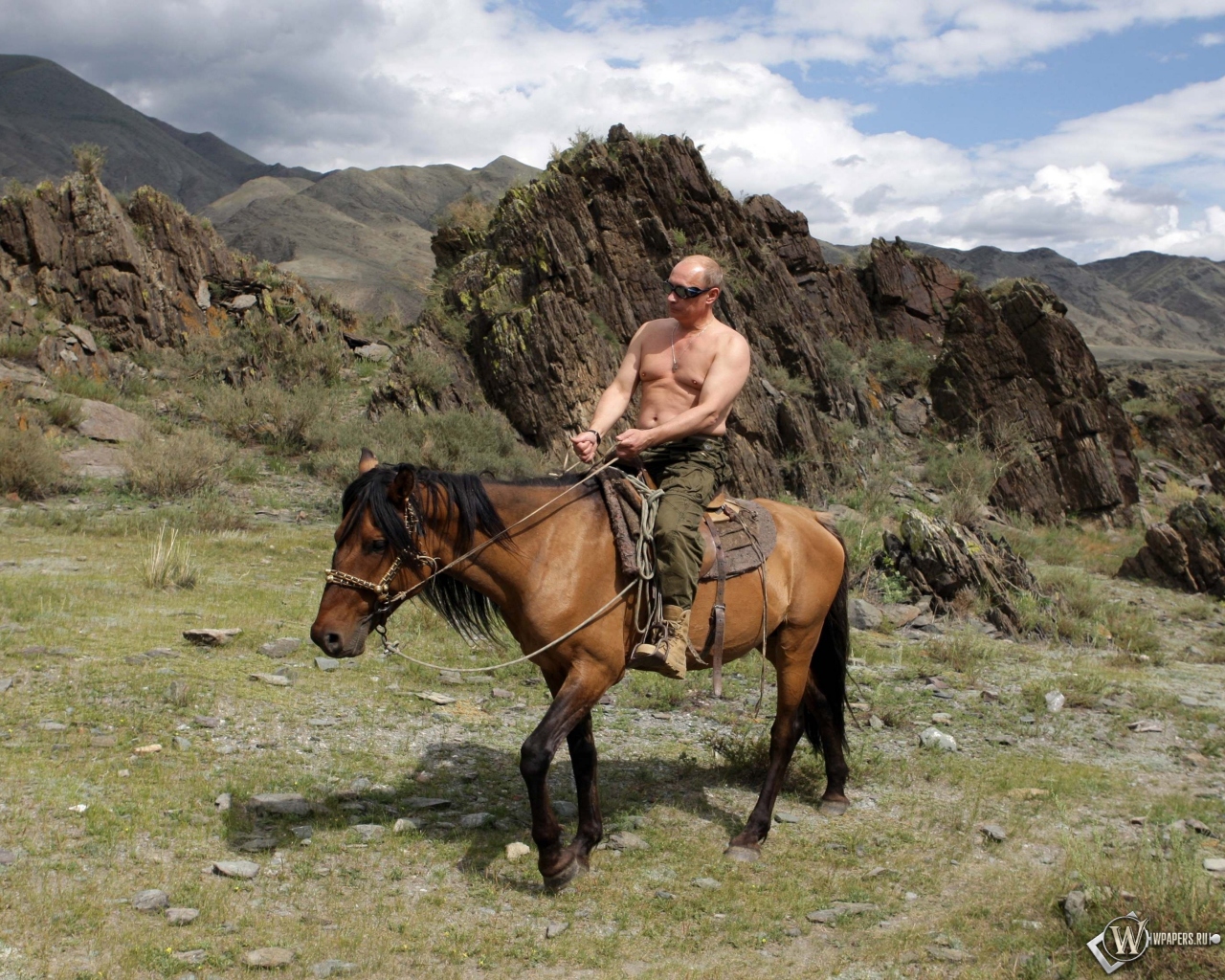 Владимир Путин на лошади 1280x1024
