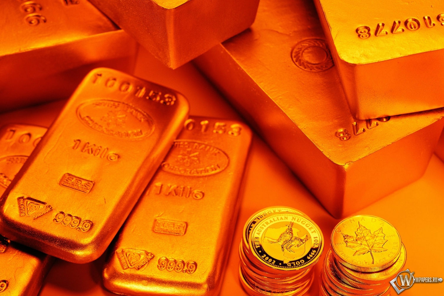 Золотые слитки и монеты 1500x1000