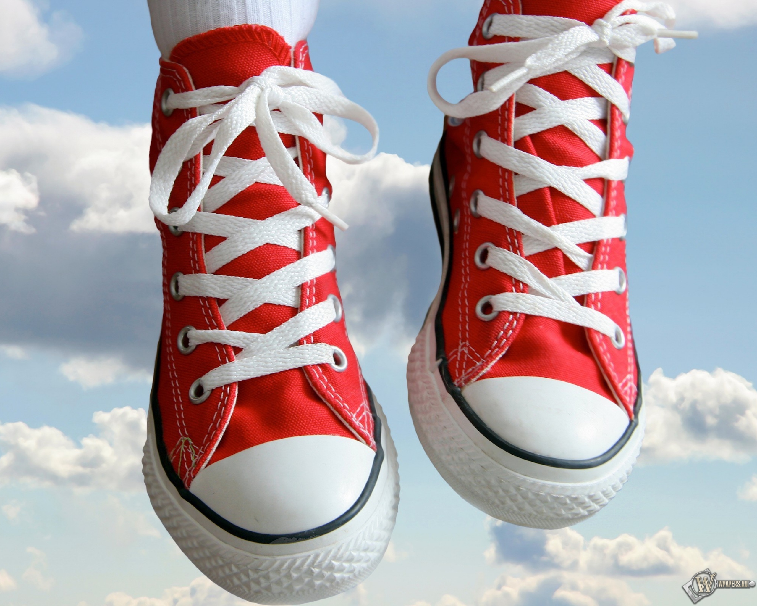 Шнурки кеды шнуровка. Шнуровка кед конверс. Кроссовки со шнурками. Красные кеды. Красно белые кеды.