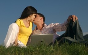 Парень и девушка с ноутбуком