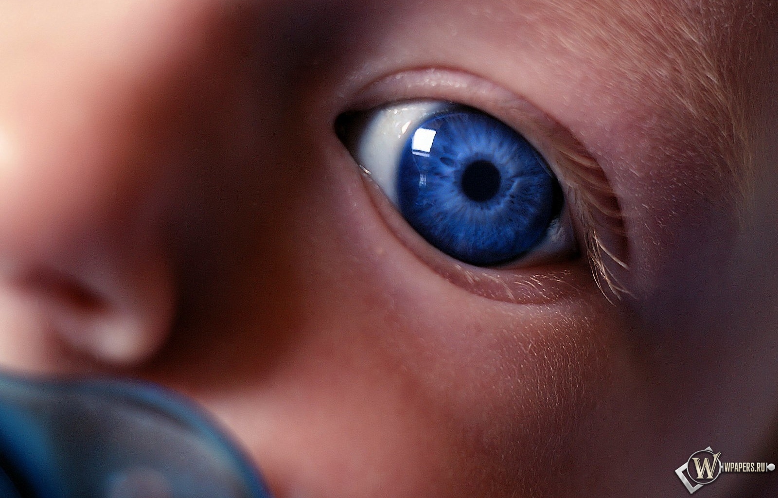 Глаз ребенка 1600x1024