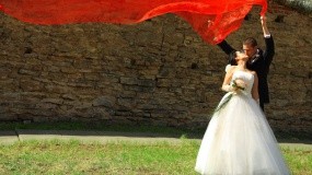 Обои Жених и невеста: Стена, Романтика, Поцелуй, Невеста, Свадьба, Жених, Настроения